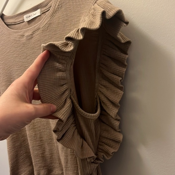 Mustard seed tan ribbed crop top with ruffled sleeves size medium - Picture 5 of 6